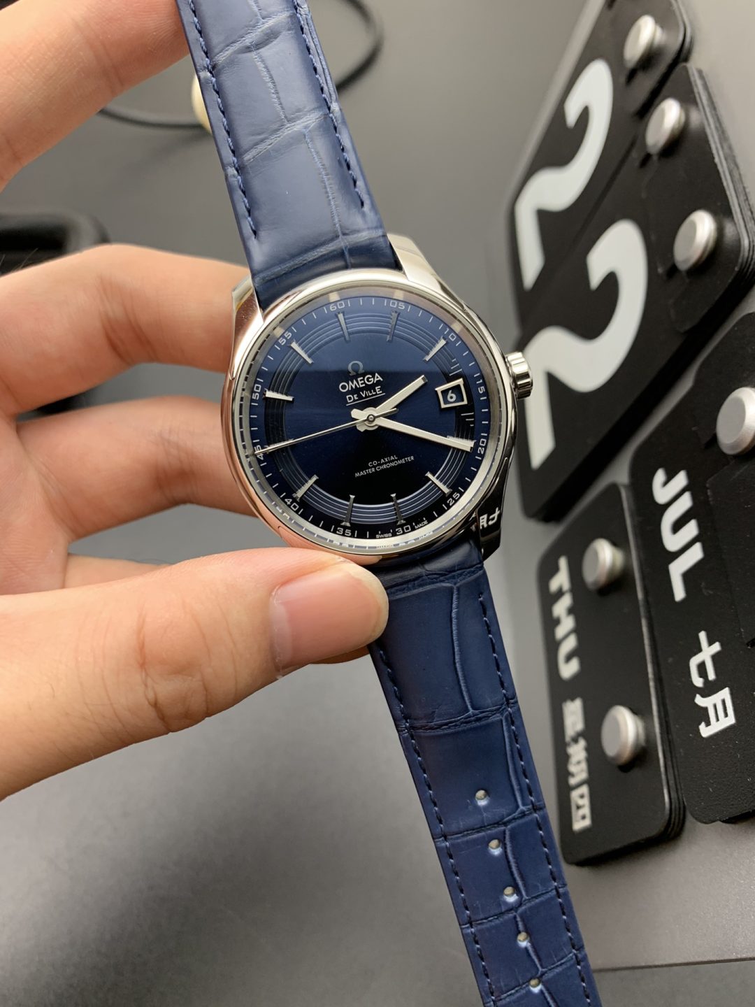 Omega VS 8900 Bright Blue Spot Seconds