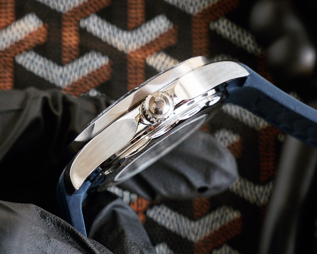 OMEGA Seamaster Series 656